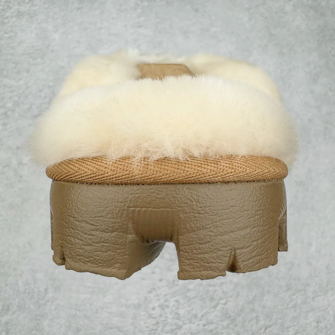 Pick up locally 💰 400 UGG slippers 5125 Star drag autumn and winter sheep fur integrated snow boots. All shoes are made from the same factory as ZP. Longfeng A-grade Australian imported sheep fur integrated brand OEM production line fully follows the ZP process flow. OEM original pattern maker adheres to the principle of no original shoes and no development selection. Pay attention to every detail. The most authentic version on the market TREADLITE "Light Wing" technology outsole Lightweight/durable/flexible/pile size: 35 36 37 38 39 40 Coding: by2936040